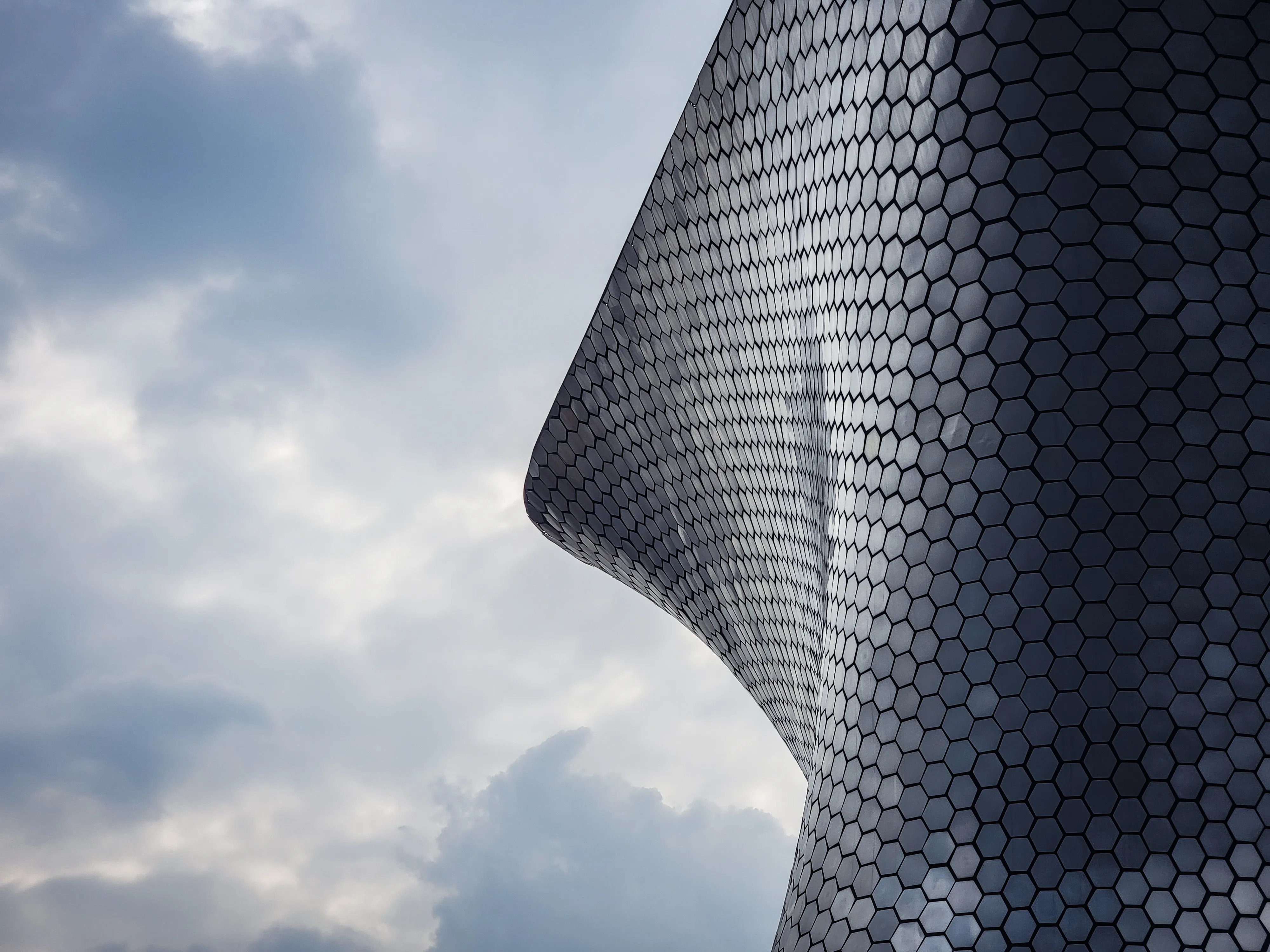 Vista desde afuera del museo Soumaya, uno de los proyectos creativos con resina que está ubicada en la Ciudad de México.